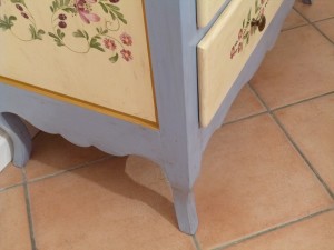chest of drawers detail 2